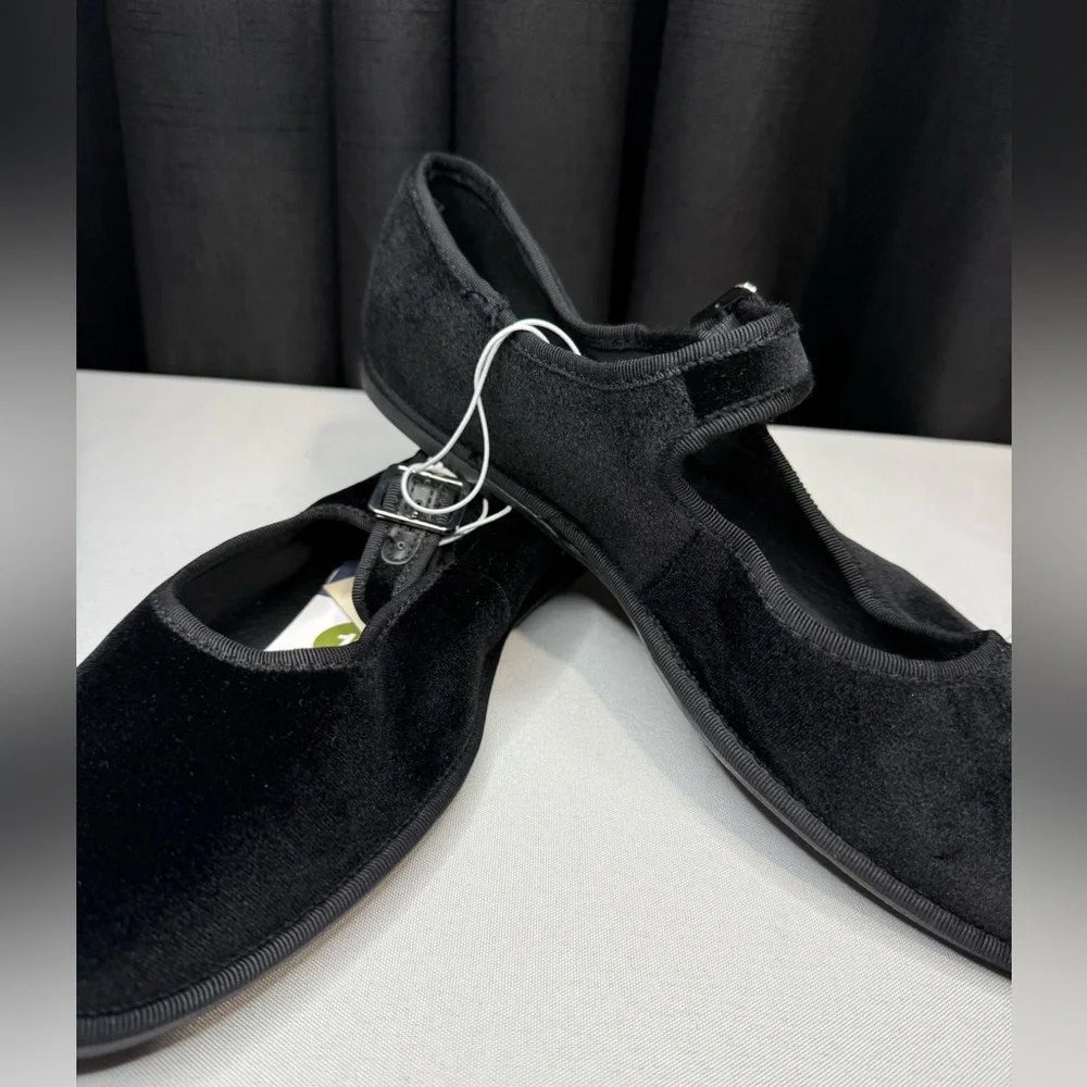 Universal Thread Black Velvet Flats W/ Buckle Strap - NWT - Picture 4 of 8